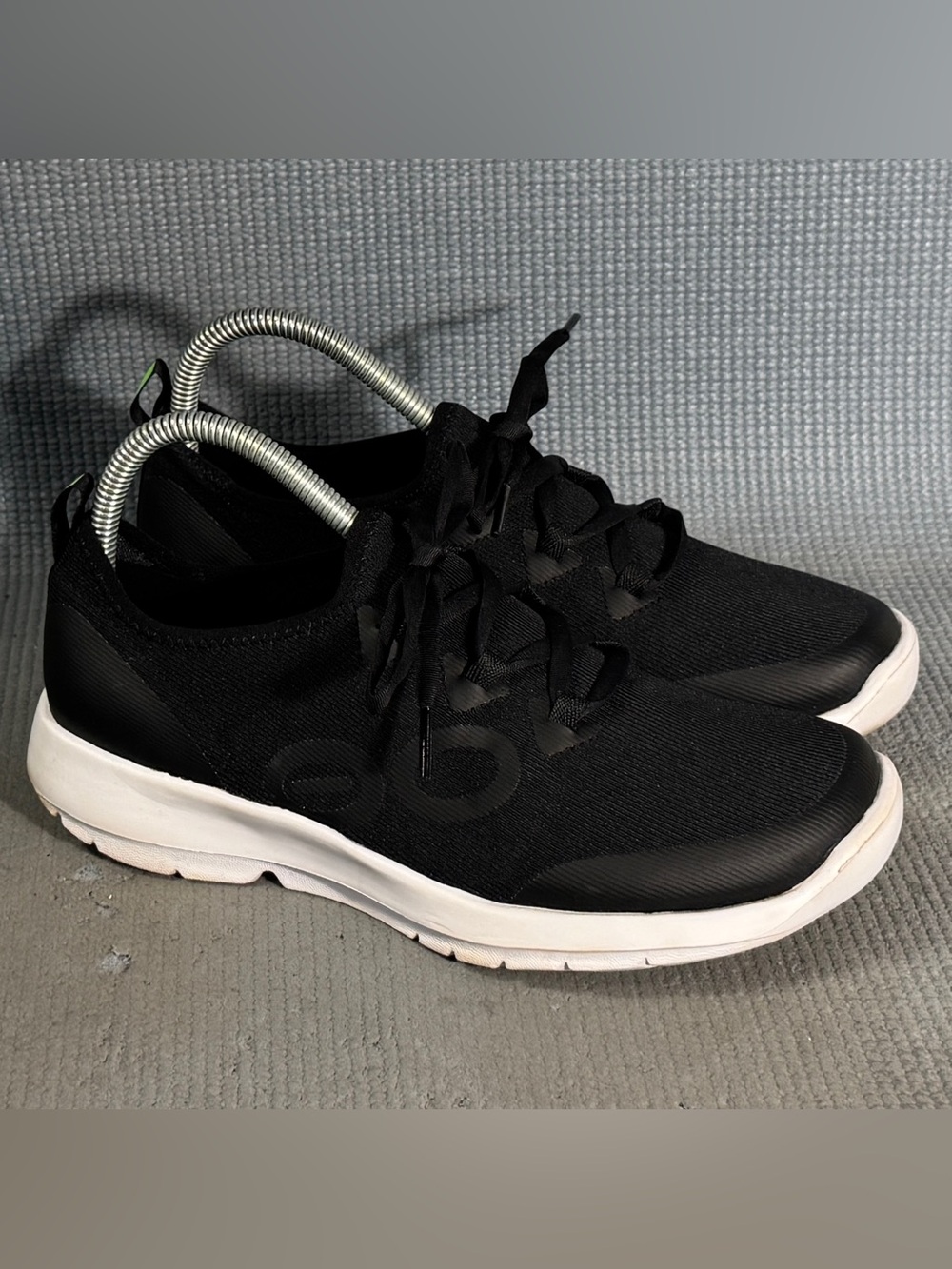 OOfos Women's OOmg Sport Shoes White/Black Size 8.5 - Picture 2 of 9